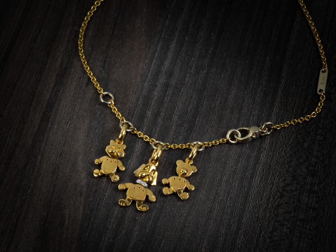 Catena con tre ciondoli in oro firmato “Pomellato”